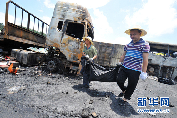 19日清晨3点摆布,沪昆高速邵怀段1309KM处由东往东方向,一辆装载可疑可燃液体的小货车与一辆福建开往贵州的大客车产生追尾后爆炸熄灭。新华社记者龙弘涛