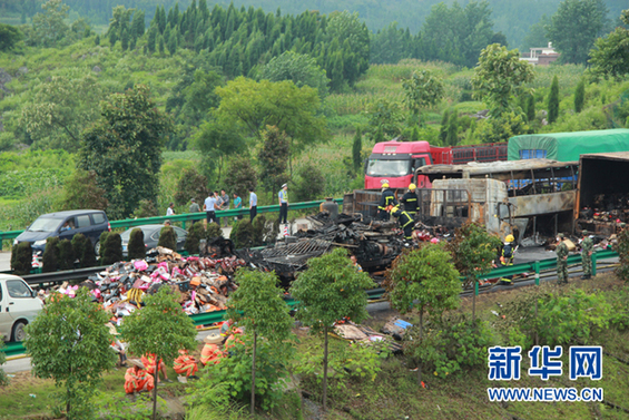 19日清晨3点摆布,沪昆高速邵怀段1309KM处由东往东方向,一辆装载可疑可燃液体的小货车与一辆福建开往贵州的大客车产生追尾后爆炸熄灭。新华社记者龙弘涛